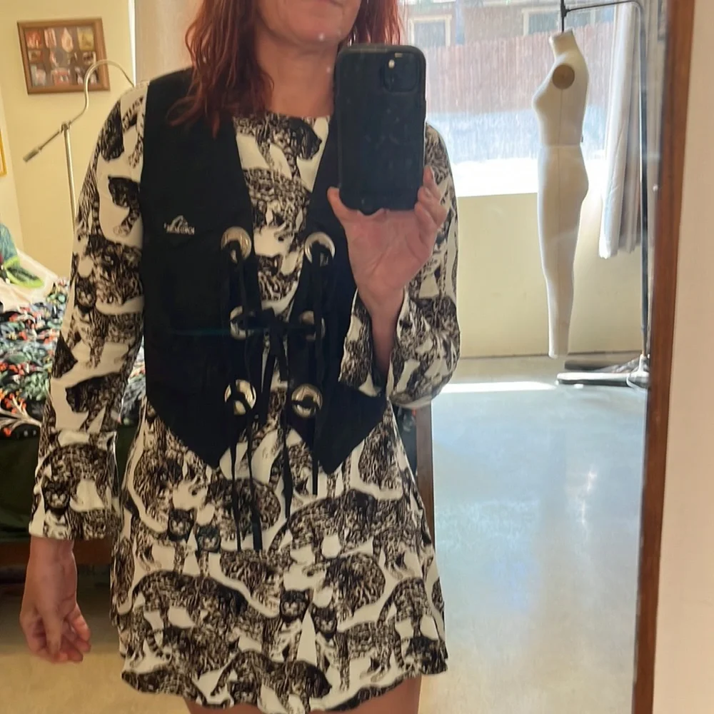 Dead stock Jordache tie front suede vest with silver hardware - Picture 10 of 12